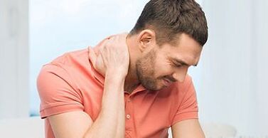 πόνος στο λαιμό ενός άνδρα με οστεοχόνδρωση του τραχήλου της μήτρας
