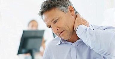 τα συμπτώματα της αυχενικής οστεοχόνδρωσης είναι πόνος στον αυχένα