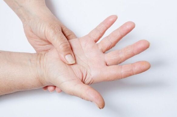 Το μούδιασμα των χεριών είναι ένα από τα συμπτώματα της οσφυϊκής οστεοχόνδρωσης