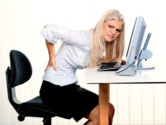 κορίτσι έχει πόνο στην πλάτη